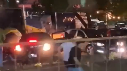  Homem com retroescavadeira em Juazeiro do Norte destrói 08 veículos.