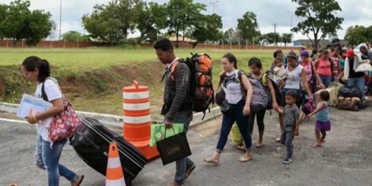 Restrição para entrada de imigrantes sem visto no Brasil começa nesta segunda-feira.