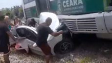 Acidente entre carro e VLT em Fortaleza deixa cinco mortos, incluindo uma criança.