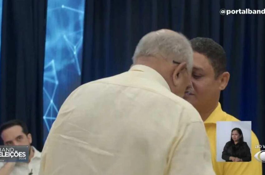 Prefeito de Teresina, no Piauí, dá cabeçada em oponente durante debate.