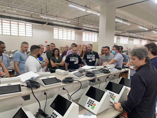 TRE-CE inicia carga das urnas eletrônicas para o 1º turno das Eleições 2024.