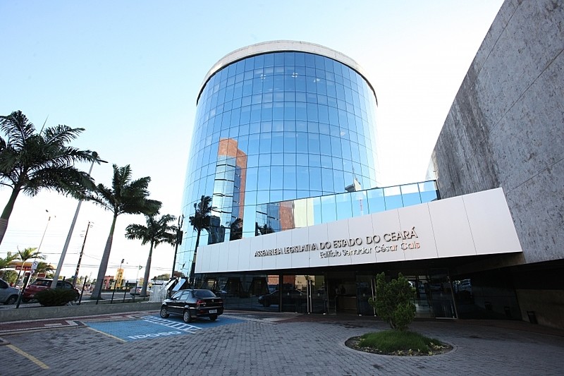Alece proíbe propaganda eleitoral em suas dependências.
