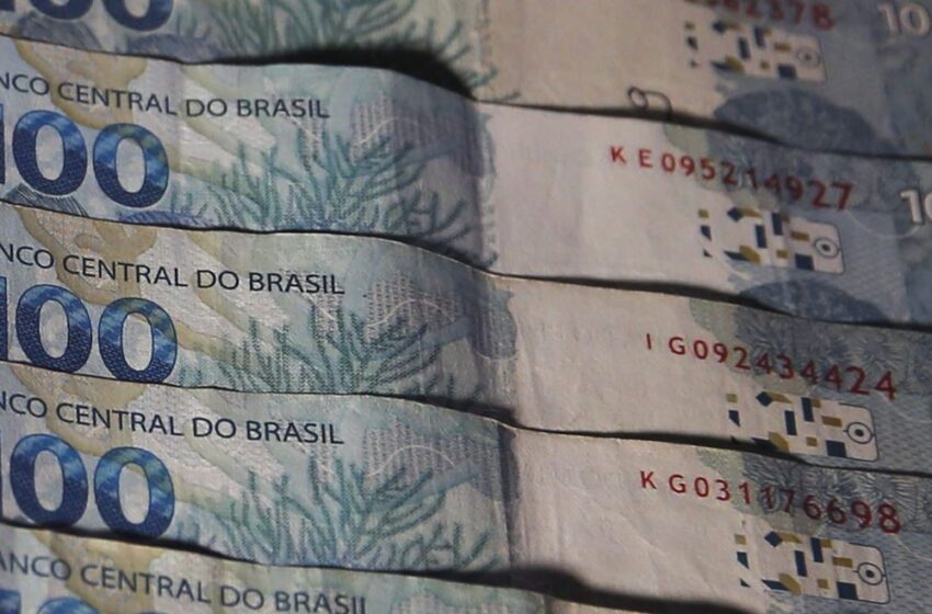 Governo Federal prevê salário mínimo de R$ 1.509 para 2025.