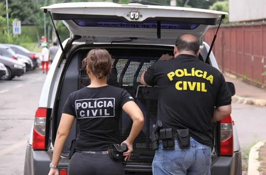 Mulher é presa vendendo droga na porta de uma escola em Juazeiro.