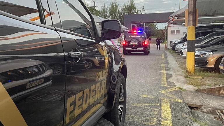 PF investiga hackers por uso de IA para produção de fake news para candidatos a prefeito no Ceará.