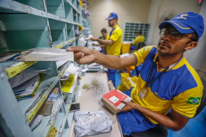 Correios abre concurso com salários de até R$ 6,8 mil, com vagas no CE.