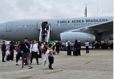  Quinto voo de repatriados pousa em Guarulhos, e operação chega a 1.105 pessoas resgatadas.