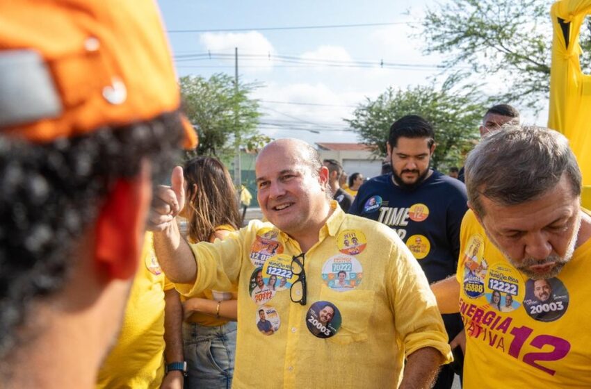  Roberto Cláudio anuncia apoio a André Fernandes no 2º turno de Fortaleza.