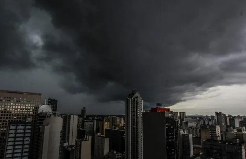 Ciclone extratropical que afeta o Sul do Brasil vai trazer chuva forte e temporais a São Paulo.